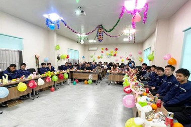 JWELL menyambut hari tahun baru dengan keberkatan dan ketawa
