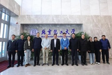 Universiti Teknologi Kimia Beijing telah mengadakan Majlis Penganugerahan Biasiswa Khas Jwell Machinery dan Sumbangan Peralatan Penyemperitan